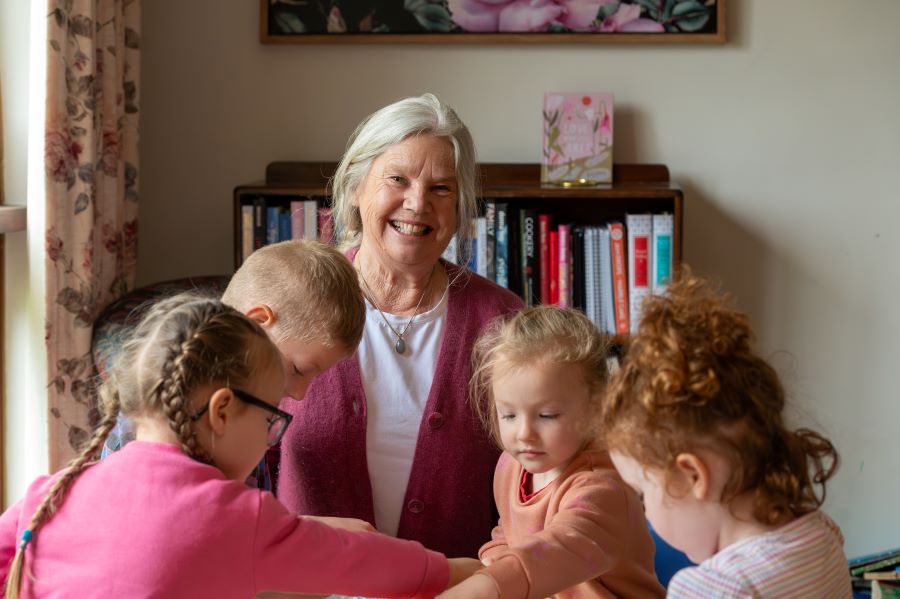 Donna_McArthur_and_children