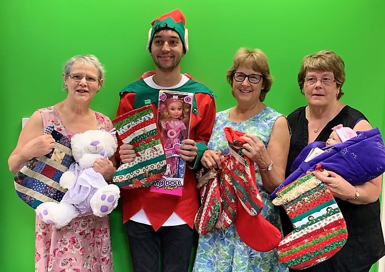 Holy_Trinity_knitting_group_Keck_Street_December_2019