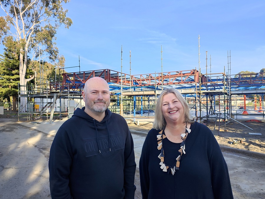 Sm_Sean_and_Mandy_at_building_site